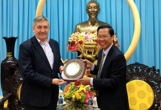 Parlamentarul român Simion Lucian Eduard (st.) împreună cu Pham Duc Hai, înalt oficial al statului vietnamez