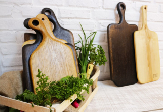 Platourile de servire din lemn realizate manual sunt comercializate la prețuri cuprinse între 80 și 100 de euro.