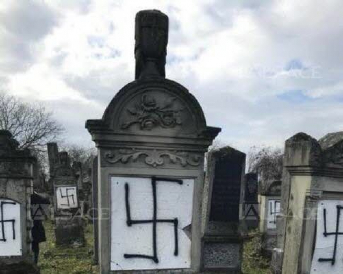 Simbol nazist cimitir  - foto ilustrativ