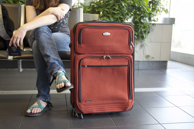 femeie bagaj valiza