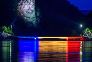 Podul Mraconia îmbrăcat în tricolor. Sursa foto: Facebook / DRDP Timişoara