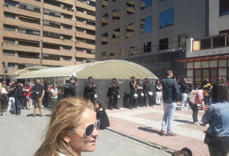 Poliţia la secţia de votare din Zaragoza