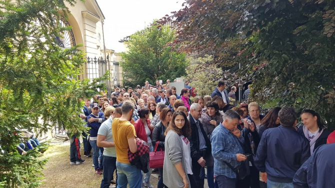 Coadă la secţia de votare din Chieri, Italia. Sursa foto: Alexandru Ioan Ionescu / Facebook