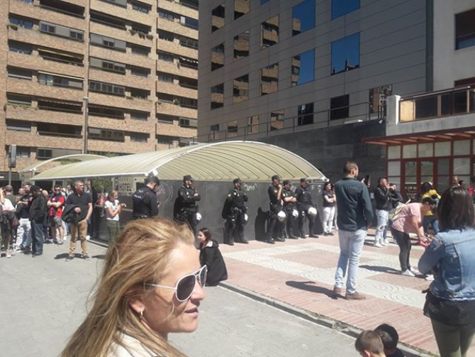 Poliţia la secţia de votare din Zaragoza