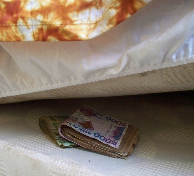 Peck fell shell Un român a rămas fără banii puşi la saltea după ce a reuşit să strângă o  mică avere | Stiri Diaspora