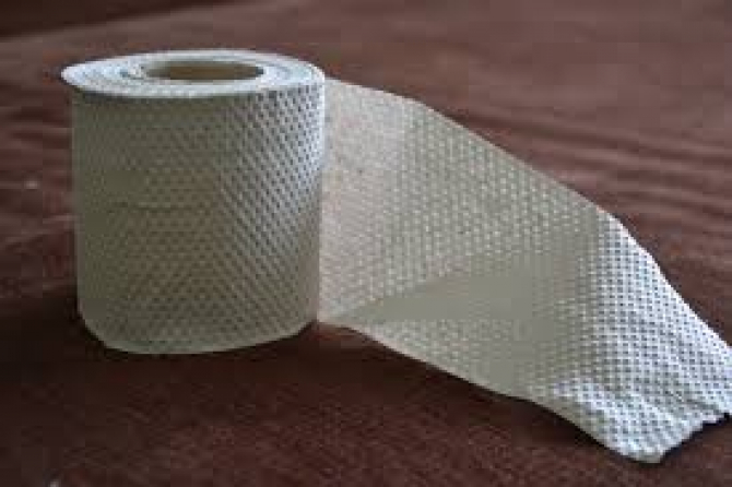 Înmoaie o rolă de hârtie igienică în oțet și las-o în vasul de toaletă câteva minute: Trucul care te scapă de multe bătăi de cap