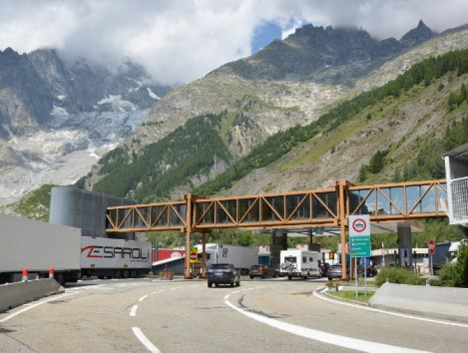 Tunelul Deva-Lugoj va fi construit în trei ani, deși este de șase ori mai mic decât tunelul de sub Mont Blanc săpat în aceeași perioadă în anii '50 / tunelul_mont_blanc