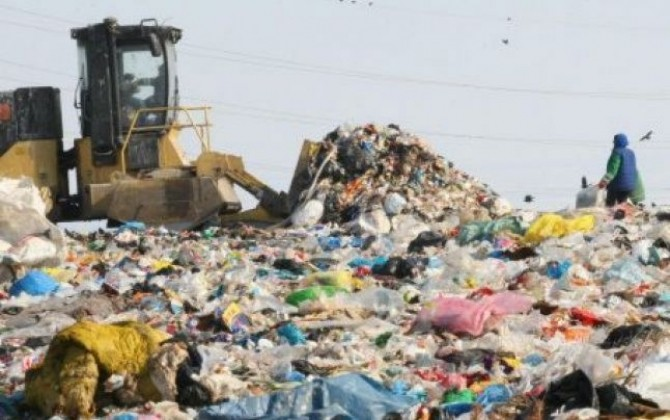Amenzi de 100.000 de lei în Capitală. Depozite de gunoi ce măsurau între 2 şi 3 metri înălţime