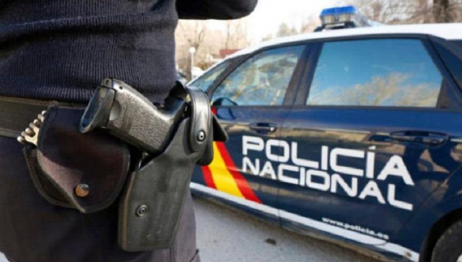 politist_spaniol_arma