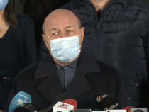 Traian Băsescu, la spital în stare gravă. Ioana Băsescu a postat o poză în alb-negru cu tatăl său