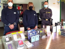 Doi români intrat în Italia cu parfumuri de firmă de mii de euro au rămas fără ele (Foto: primasaronno.it)