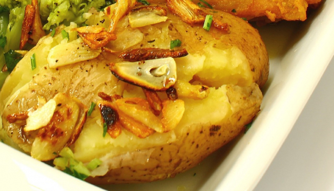 Cartofi copți striviți cu usturoi, extrem de aromați și de savuroși. Rețeta rapidă de care te vei îndrăgosti