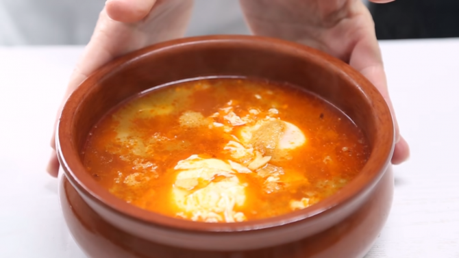 Supă de usturoi sau supă castiliană. Rețeta tradițională spaniolă, o explozie de sănătate și savoare