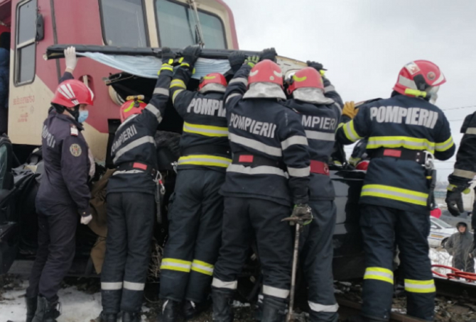 Un tren a lovit un autoturism. Doi români morți