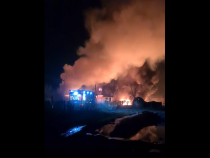 Incendiu Violent într-o hală de produse din țiței - pericol de EXPLOZIE! Doi români ARȘI, în stare gravă