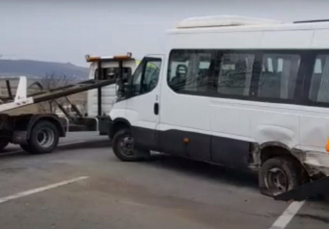 Accident între un microbuz și o mașină, în județul Iași: 11 persoane implicate 