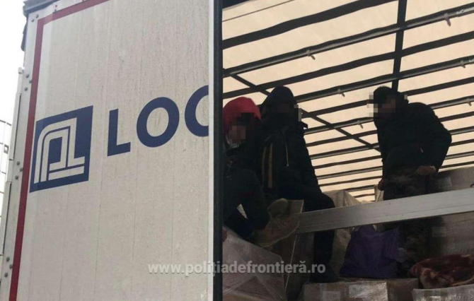 migranti ascunsi printre marfa camion