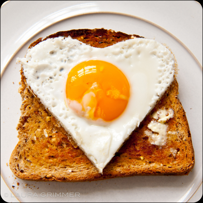 Ouă ochiuri - ou prăjit (sursa foto: Flickr)