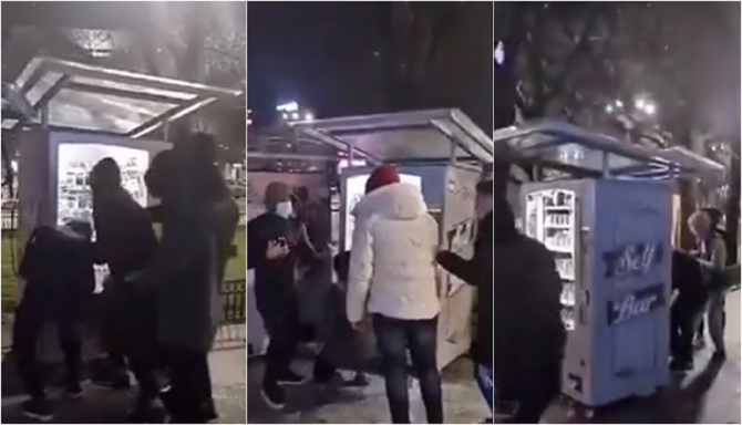 Tinerii protestatari s-au filmat în timp ce sparg și fură din automatele din centrul orașului