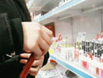 Italia. Româncă, prinsă cu geanta plină de parfumuri într-un magazin