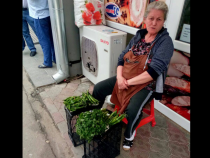 O pensionară vinde patrunjel in strada (Sursa foto: Politia Locală Sector 6)
