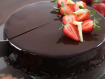 Tort de post cu ciocolată: Nu o să îți vină să crezi cât de simplu și rapid se face!