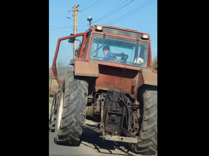 Copil la volanul unui tractor (captura video)