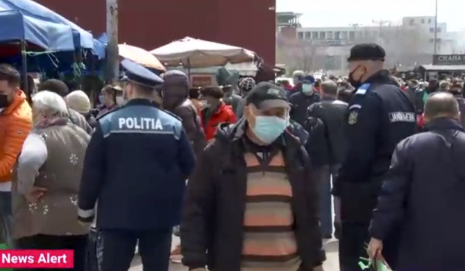 Explicațiile românilor din piață pentru masca purtată sub nas: „Nu mi-e teamă. Nu cred în el, dar din obligativitatea legii, port”