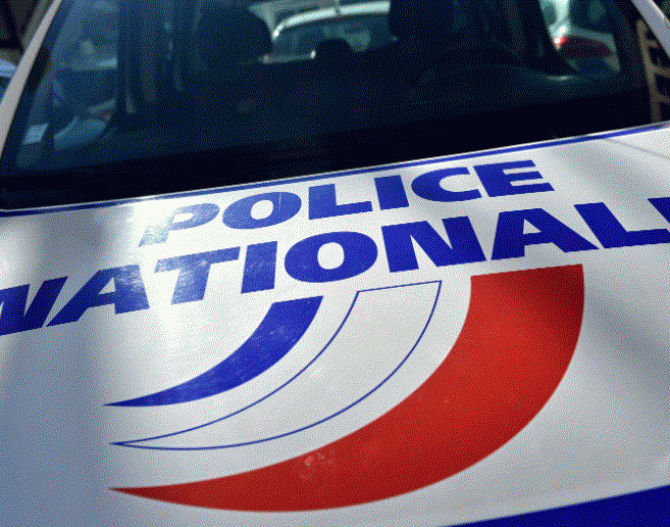 Franța. Un tată român, reținut, după ce a cerșit cu fiica sa de doar 2 ani, în parcarea unui magazin