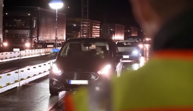 Germania. Șoferi români de TIR, prinși cu teste falsificate Covid: Fenomenul e în creștere