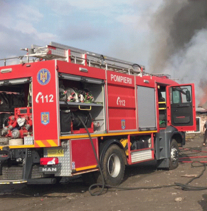 Incendiu puternic la o fabrică de mobilă. ISU Mureș a cerut sprijin din județele alăturate