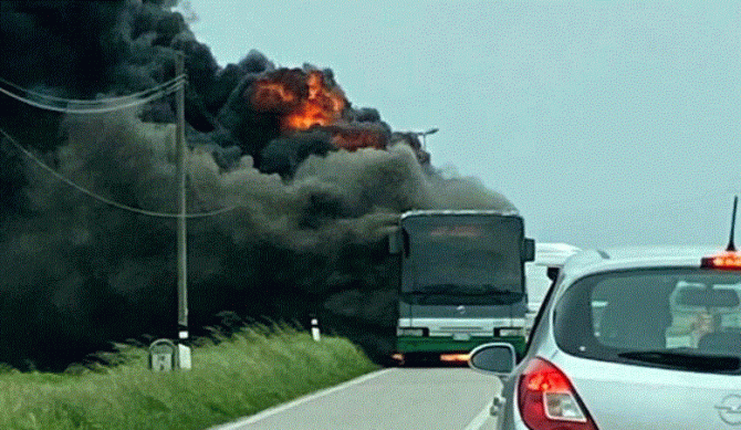 Italia. Momente de panică pe o șosea. Un autobuz plin cu elevi a luat foc în mers