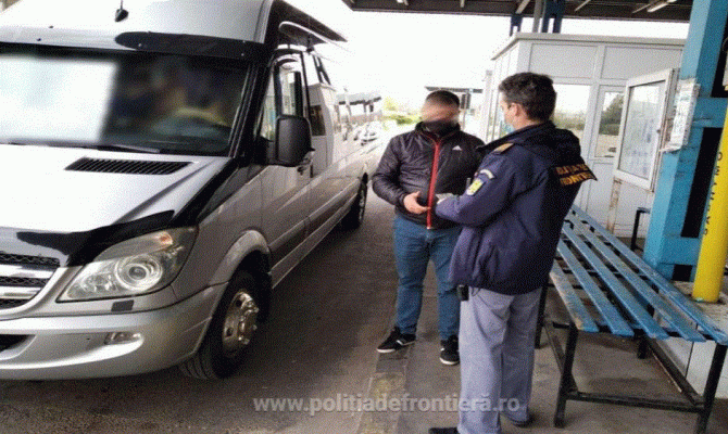Microbuz, oprit la intrarea în România. Șoferul nu avea permis de conducere valabil. Zeci de persoane, în pericol