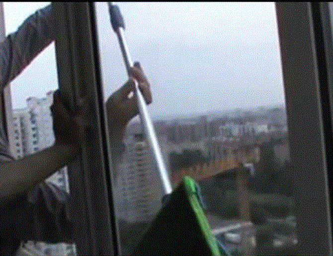 O femeie de 74 de ani a căzut de la etajul trei, în timp ce spăla geamurile