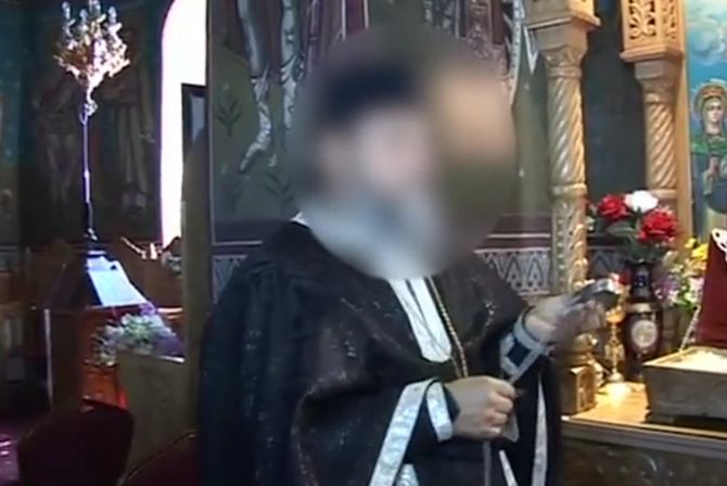Preot român, arestat după ce a fost prins în timp ce întreținea relații intime cu un copil. A fost supus doi ani perversiunilor