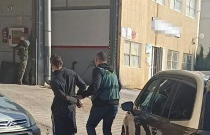 spania arestat dupa ce a furat capace de canalizare