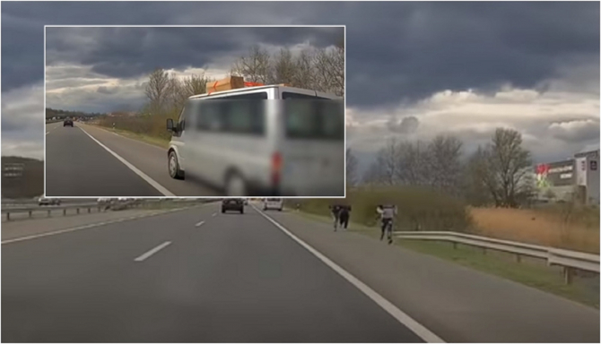 Ungaria. Pachetele românilor, pericol pe autostradă după ce-au început să cadă de pe microbuz (VIDEO)