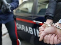 Italia. Un român de 25 de ani a fost arestat după ce a maltratat-o pe mama sa și a încălcat interdicția de a se apropia de aceasta