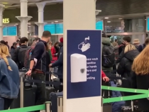 Români, reținuți de Marea Britanie pe aeroport după aterizare: „Nu știm când vom pleca! Ne-au luat telefoanele și lucrurile!”