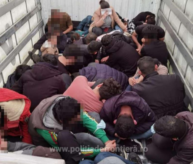 Automarfar, condus de un șofer turc, oprit la frontiera României. Zeci se persoane, descoperite ascunse printre marfa transportată