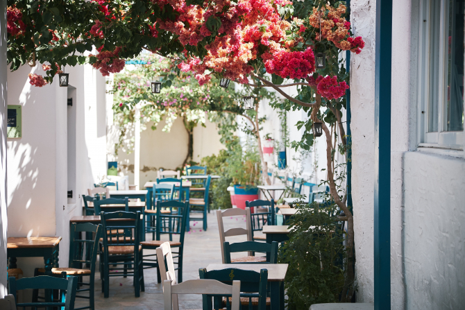 Grecia redeschide terasele cafenelelor şi restaurantelor după o pauză de şase luni