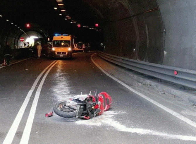 Italia. Accident grav în tunelul Dongo. Un motociclist a murit pe loc. Tunelul, închis temporar