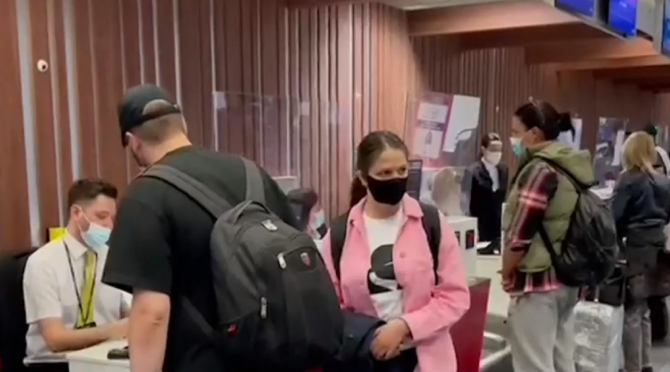 Italia. Zeci de români, refuzați la îmbarcarea în avion pe aeroportul din Bergamo