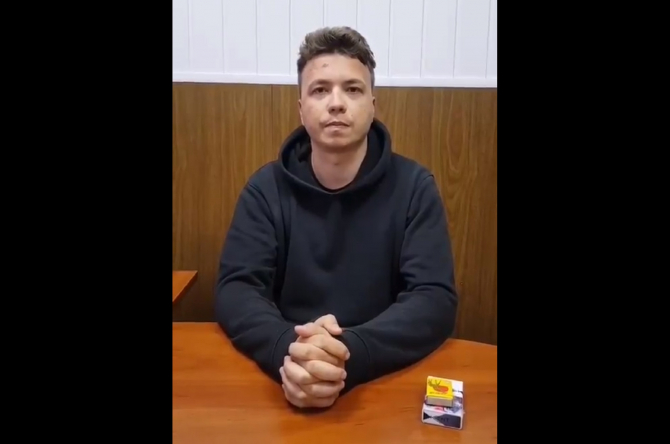 Jurnalistul Protașevici, cu fața plină de vânătăi, apare într-un video în care spune că este „tratat bine” (VIDEO)