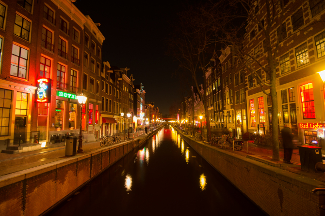 Primăria din Amsterdam mută „Cartierul roșu”