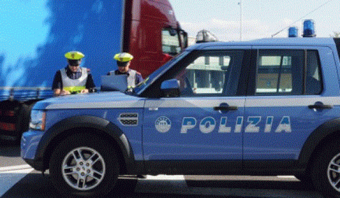 Român, cu mașina burdușită cu bunuri furate din Franța, reținut în Italia. Prada de 20.000 de euro 