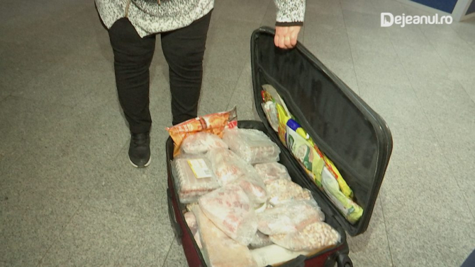 Româncă din Italia, prinsă pe aeroport cu un miel întreg în bagaje (Sursa foto: Dejeanul.ro)