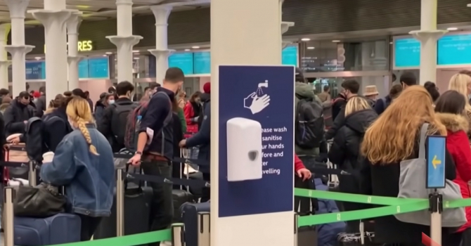 Români, reținuți de Marea Britanie pe aeroport după aterizare: „Nu știm când vom pleca! Ne-au luat telefoanele și lucrurile!”
