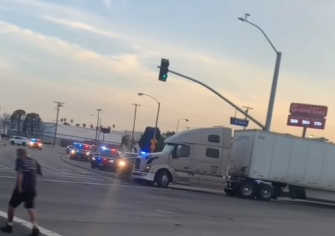 Șofer-erou de TIR care a prins un fugar, pedepsit de compania care deține camionul (VIDEO)