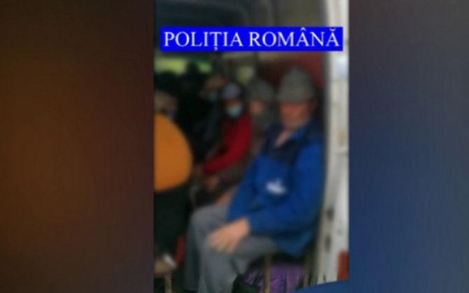 Șofer român, prins în timp ce transporta, fără licență, pasageri într-o dubă cu scaune improvizate
